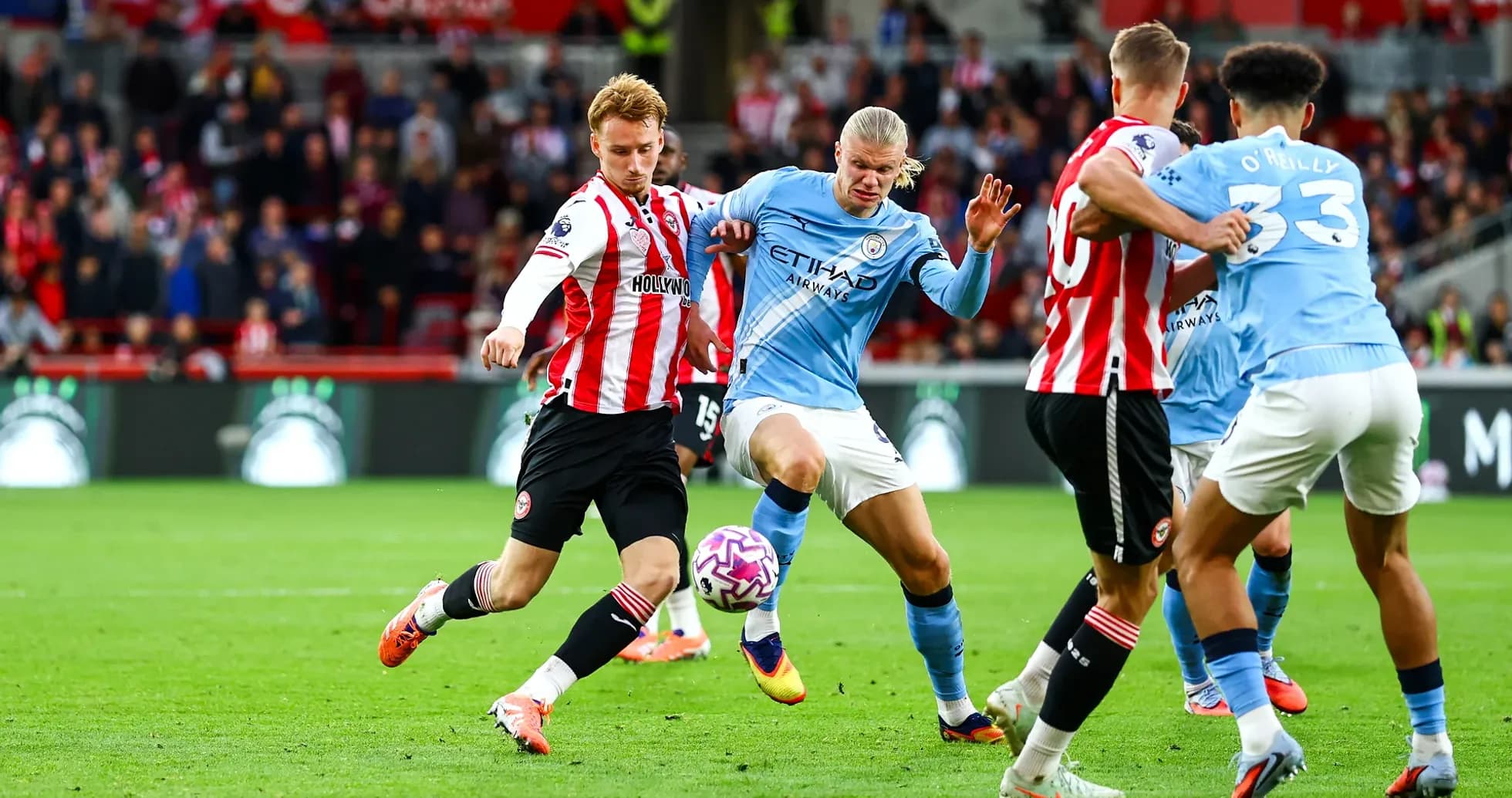 Jugador de Brentford compitiendo contra Erling Haaland