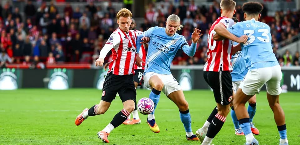 Jugador de Brentford compitiendo contra Erling Haaland