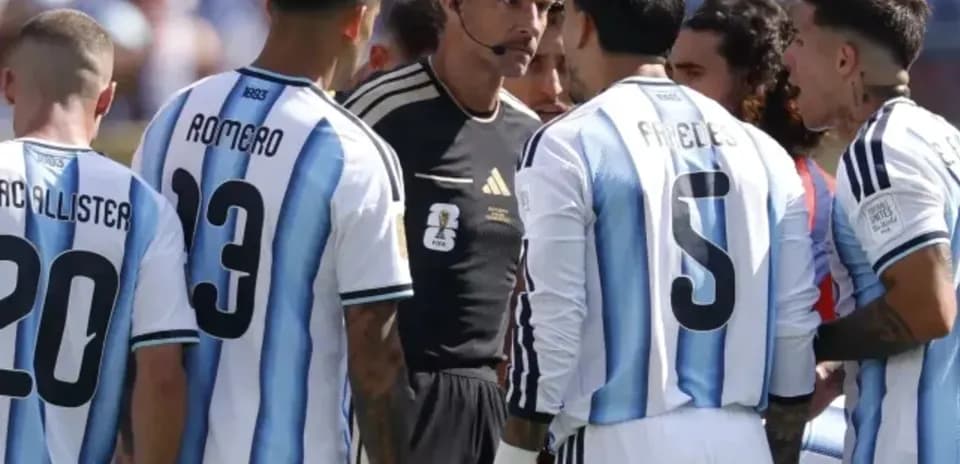 Jugadores de Argentina discutiendo con el árbitro