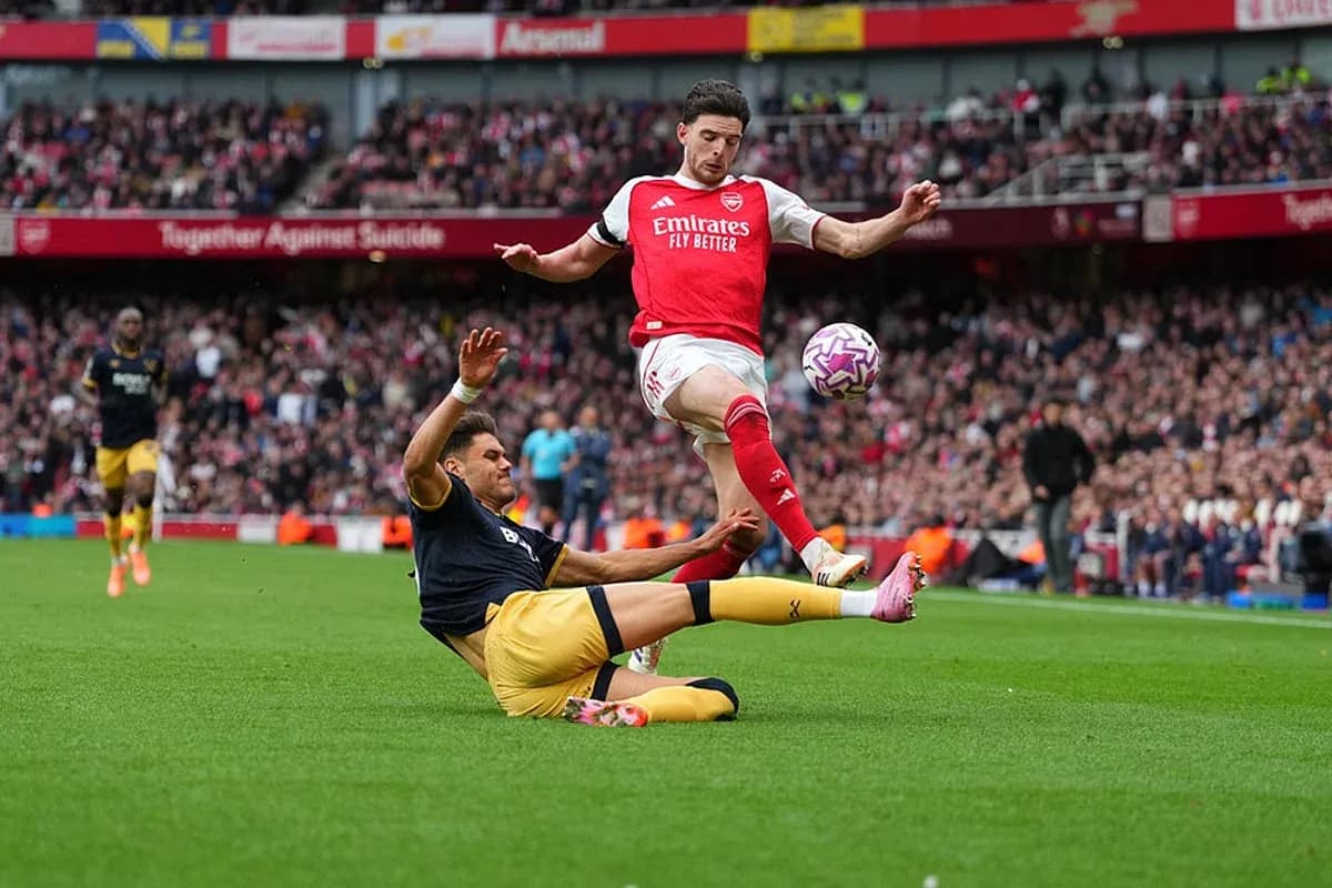 Jugador de Arsenal superando a oponente de West Ham
