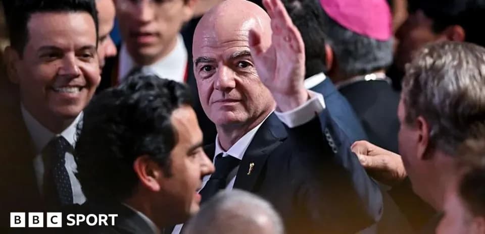 Gianni Infantino saludando en evento de FIFA