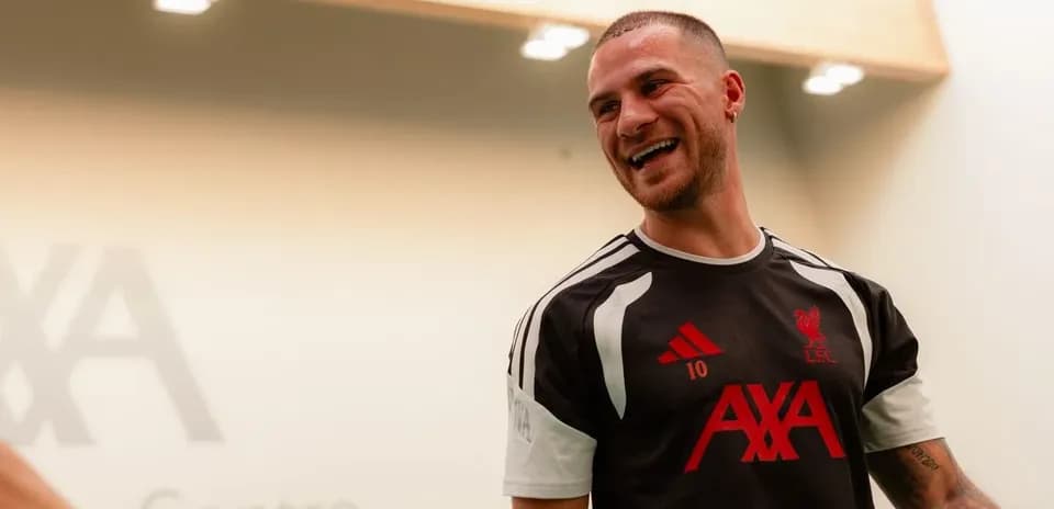 Jugador de Liverpool sonriendo en entrenamiento