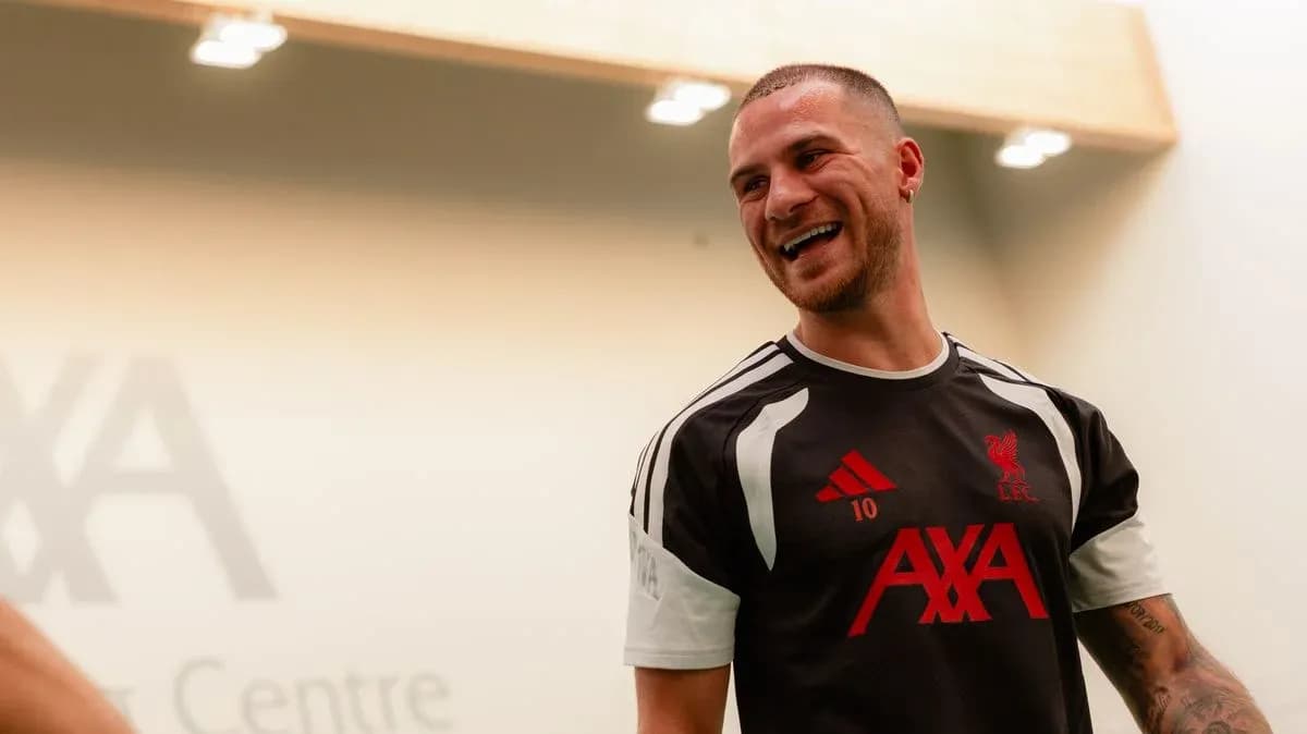 Jugador de Liverpool sonriendo en entrenamiento