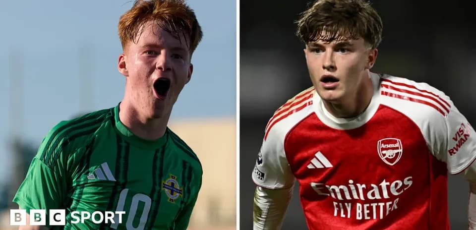 Dos jóvenes futbolistas en acción durante un partido
