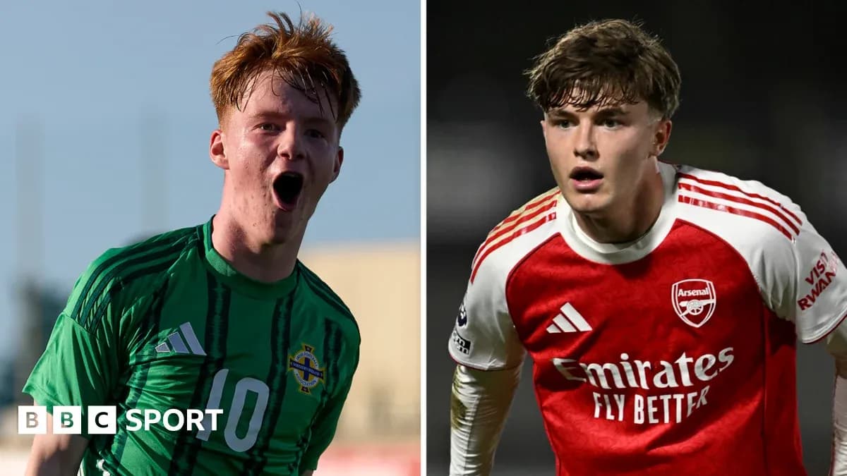 Dos jóvenes futbolistas en acción durante un partido