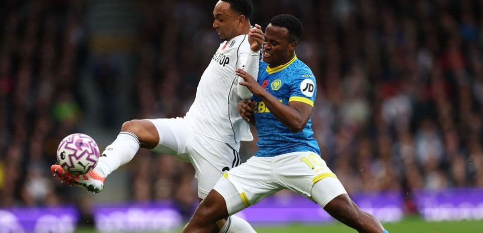 Jugadores de Fulham y Wolves compitiendo por el balón