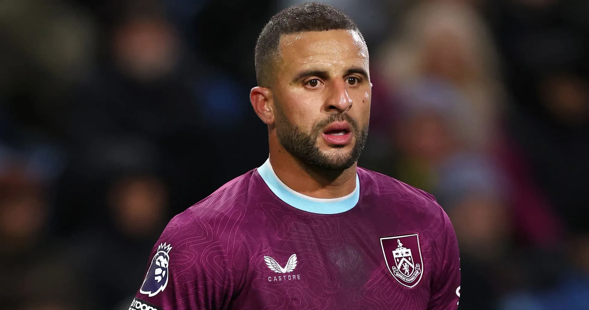 Jugador de Burnley con camiseta morada en el campo