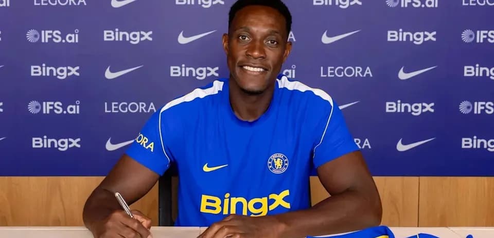 Jugador firmando contrato en presentación oficial