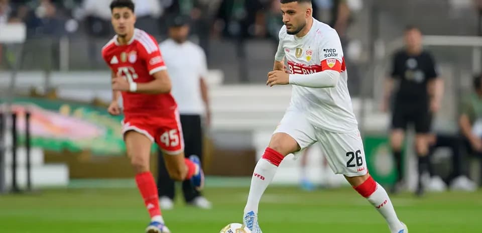 Jugador corriendo con el balón durante un partido