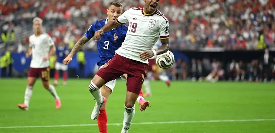 Jugador de España luchando por el balón contra Francia