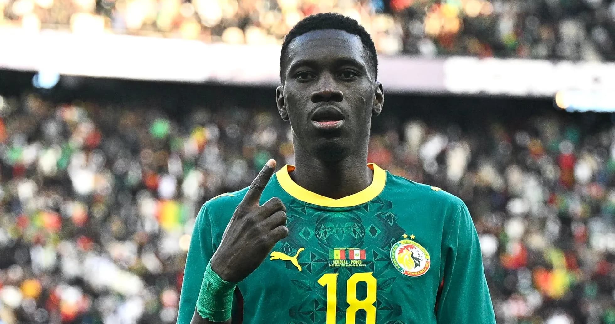 Jugador de Senegal mostrando el número uno
