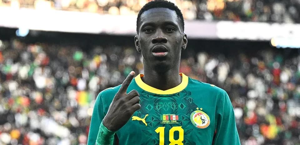 Jugador de Senegal mostrando el número uno