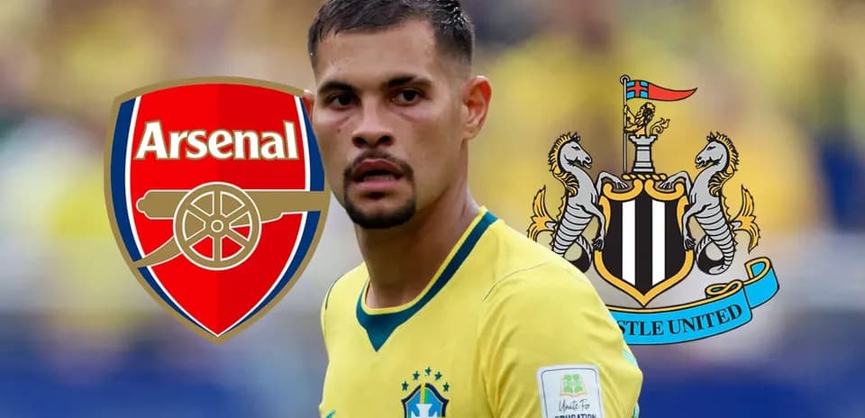 Jugador brasileño con logos de Arsenal y Newcastle