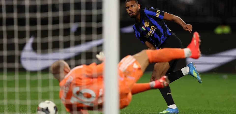 Jugador de Inter disparando a puerta durante el partido
