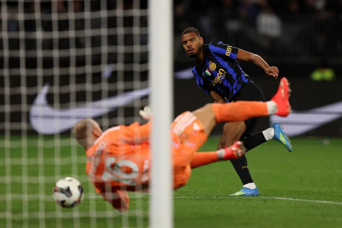 Jugador de Inter disparando a puerta durante el partido
