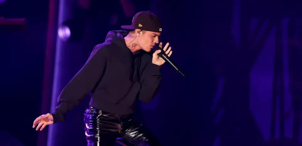 Artista cantando en un escenario iluminado