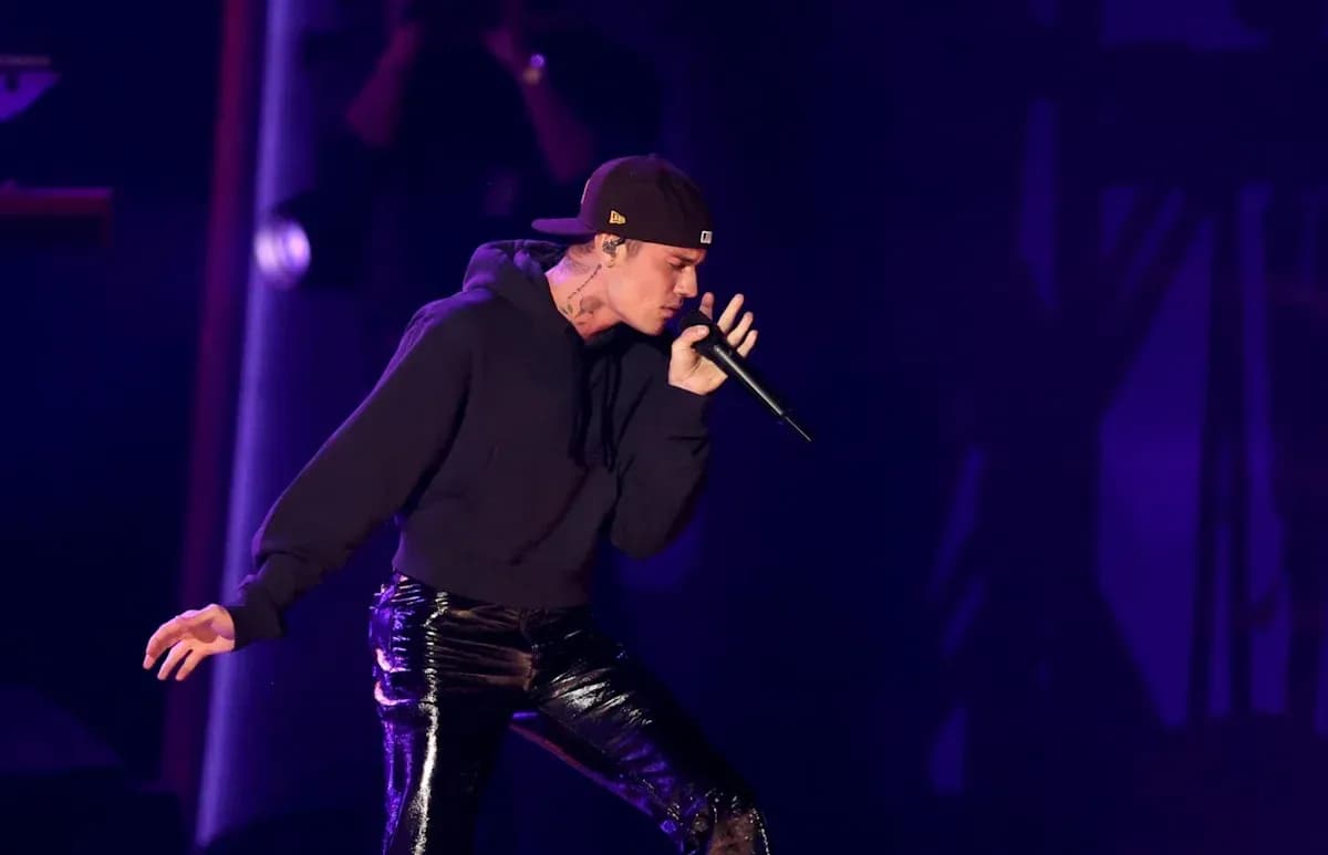 Artista cantando en un escenario iluminado