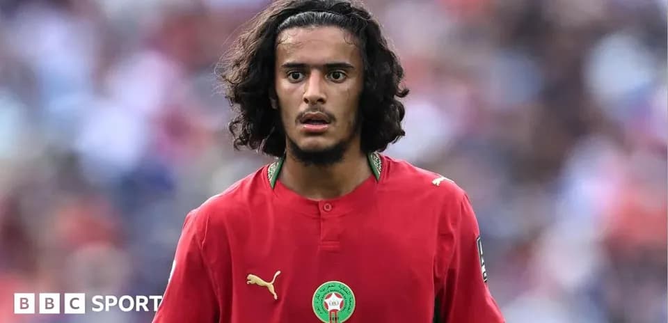 Jugador de Marruecos en uniforme rojo en el campo