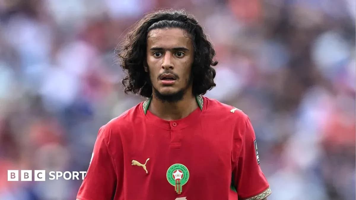 Jugador de Marruecos en uniforme rojo en el campo