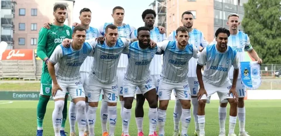 Equipo de Universitatea Craiova posando para foto