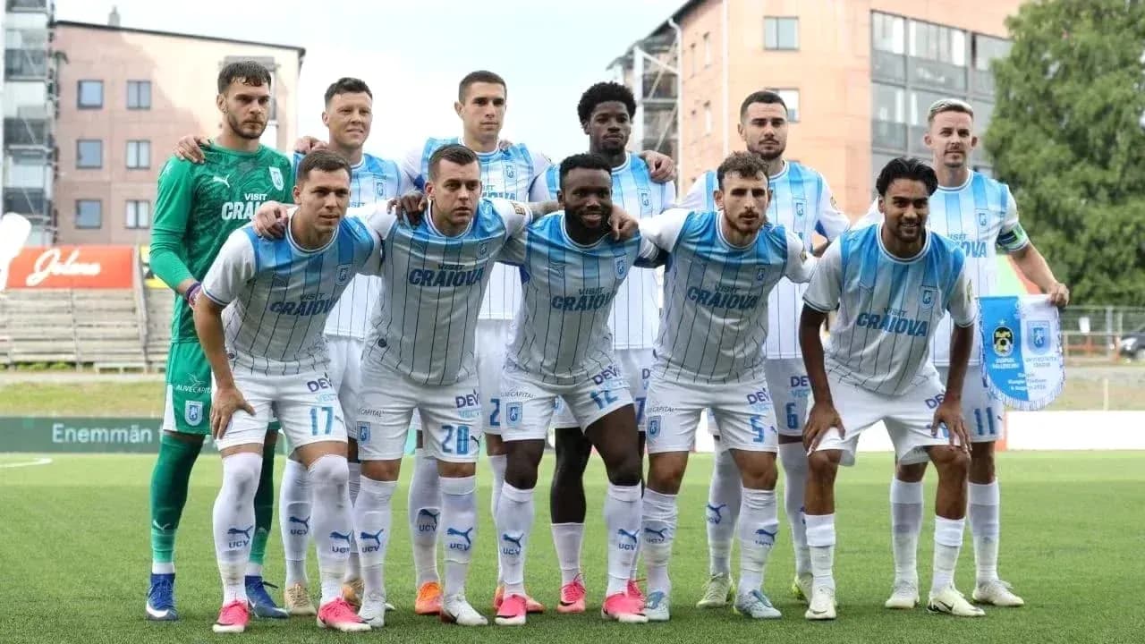 Equipo de Universitatea Craiova posando para foto