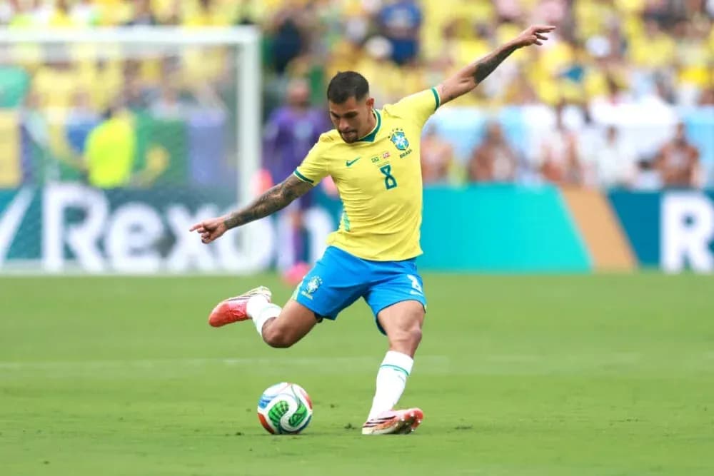Jugador de Brasil pateando el balón en el campo