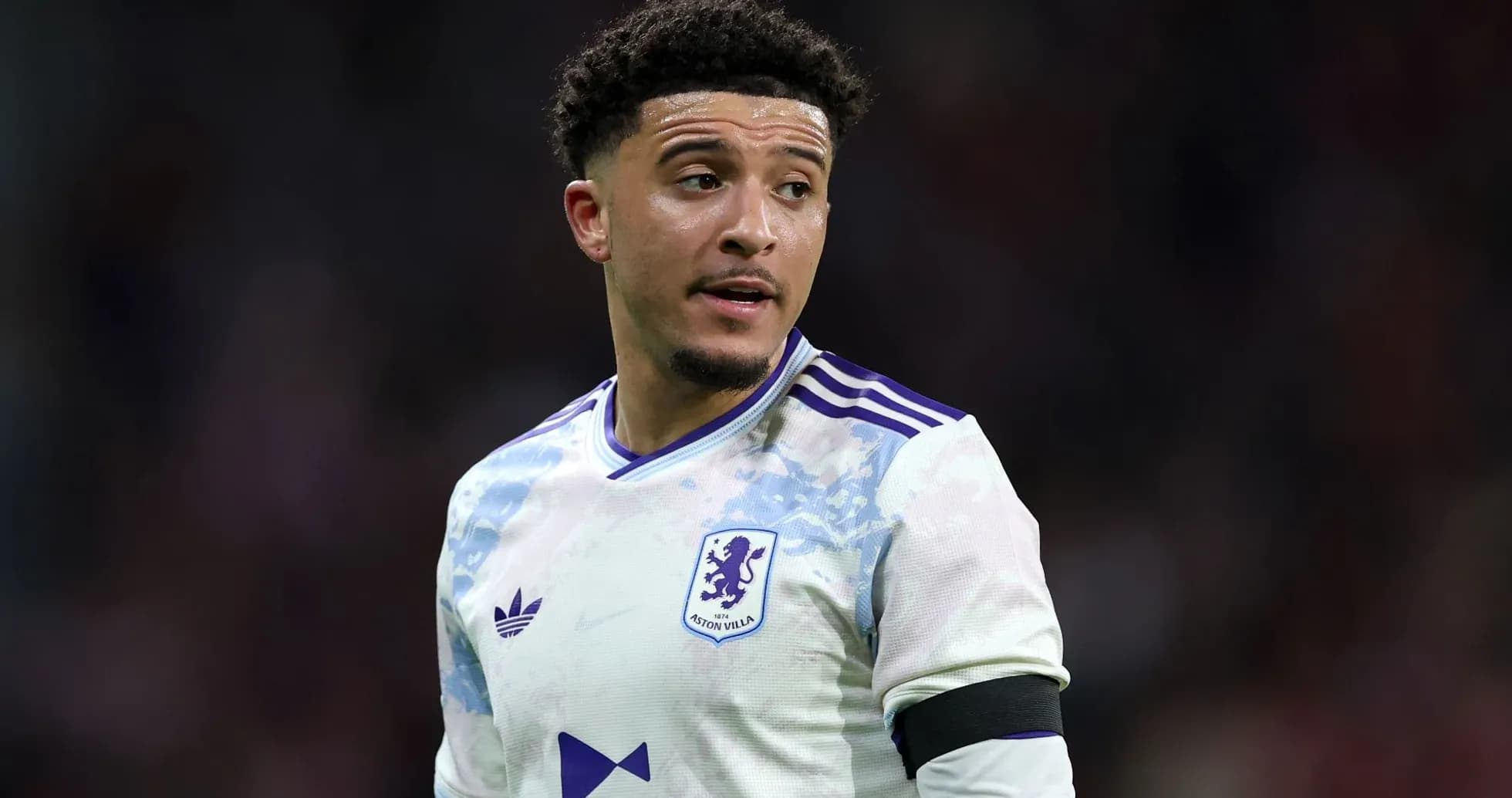 Jugador de Aston Villa en uniforme durante partido