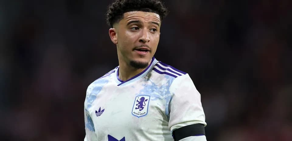 Jugador de Aston Villa en uniforme durante partido