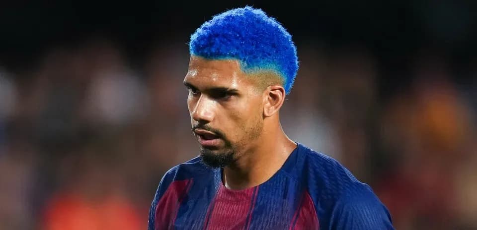 Jugador con cabello azul durante un partido