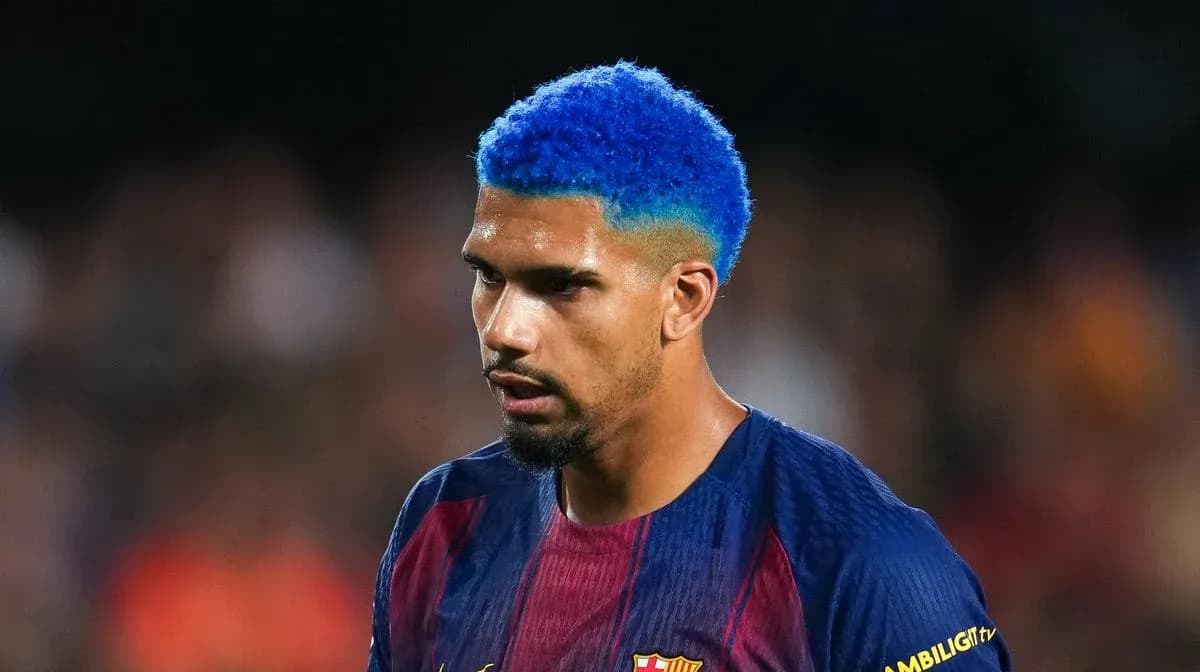 Jugador con cabello azul durante un partido