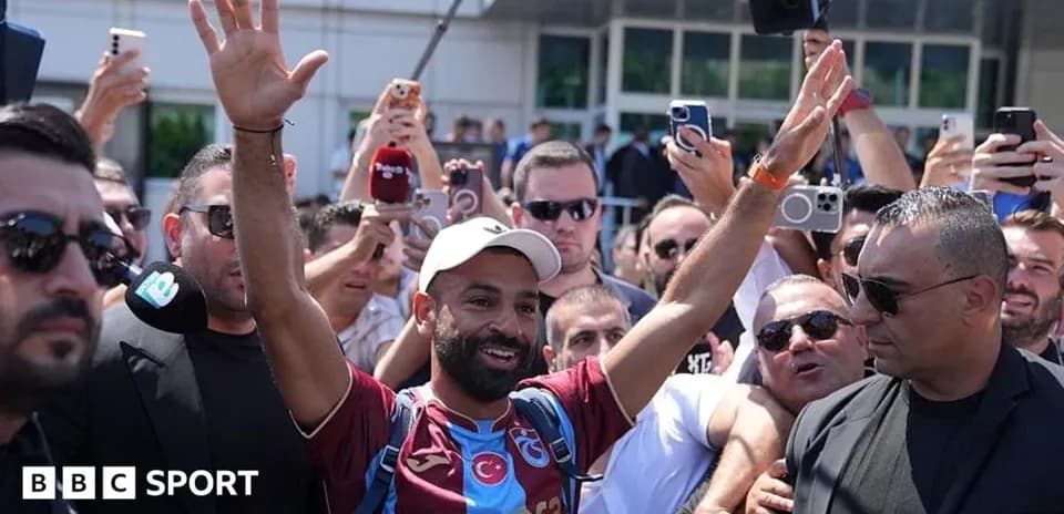 Jugador saludando a fans durante su llegada
