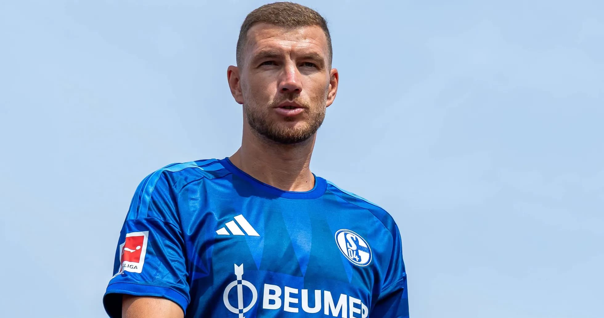 Jugador de Schalke 04 en camiseta azul durante entrenamiento