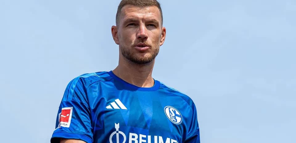 Jugador de Schalke 04 en camiseta azul durante entrenamiento