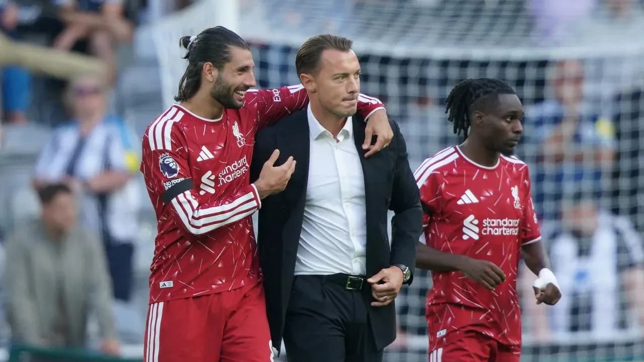 Jugadores de Liverpool celebrando con el entrenador
