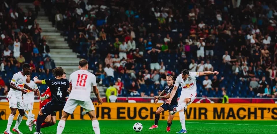 Jugadores de Red Bull Salzburgo en acción