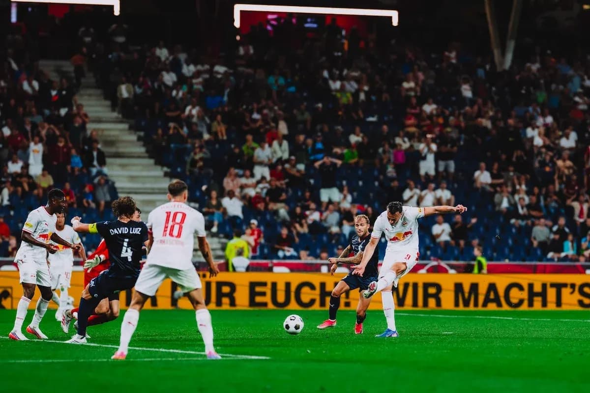 Jugadores de Red Bull Salzburgo en acción