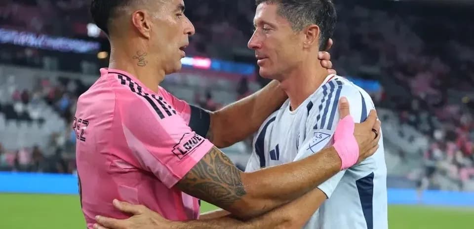 Jugadores abrazándose tras el partido