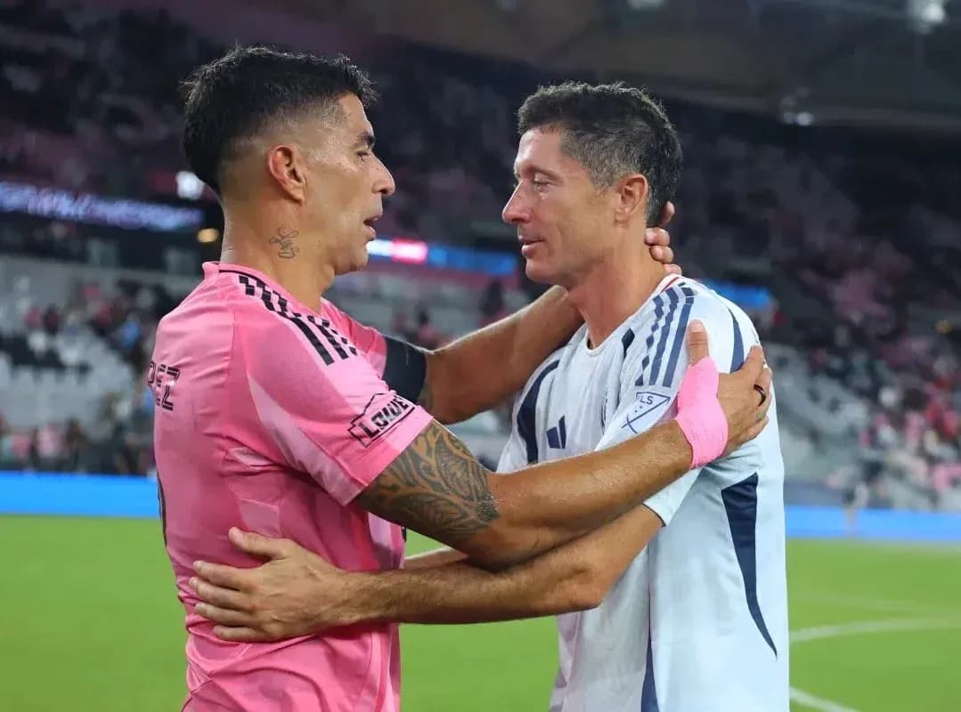 Jugadores abrazándose tras el partido Jugadores abrazándose tras el partido