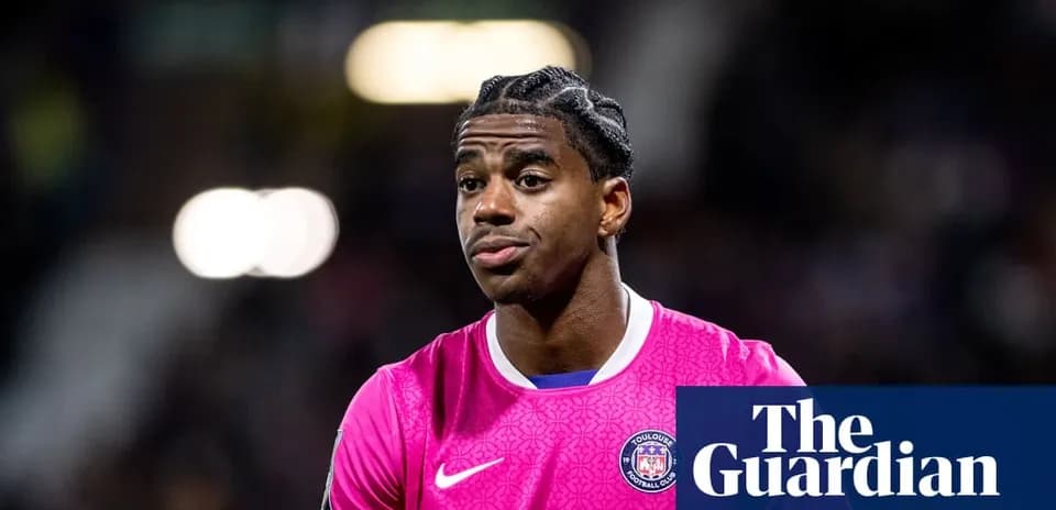 Portero de Toulouse con camiseta rosa en el campo