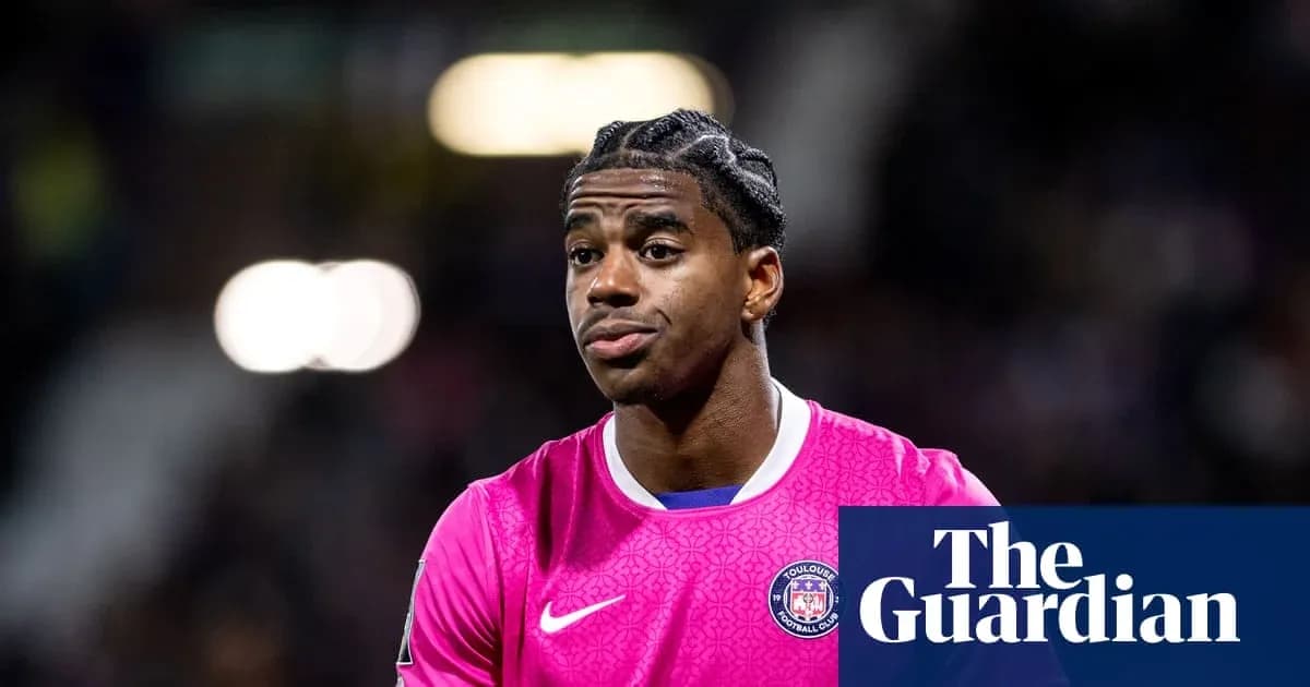 Portero de Toulouse con camiseta rosa en el campo