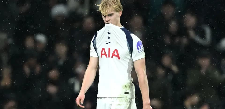 Jugador de Tottenham con camiseta manchada en lluvia