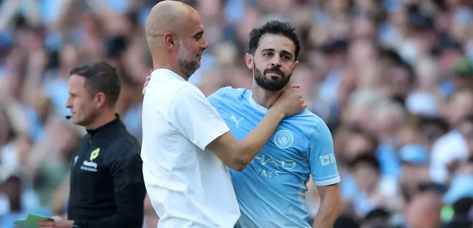 Entrenador y jugador de Manchester City durante el partido