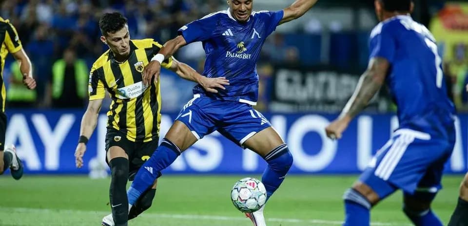 Jugadores de Levski Sofia y AEK Atenas en acción
