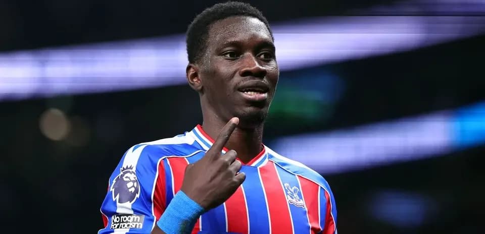 Jugador de Crystal Palace señalando durante un partido