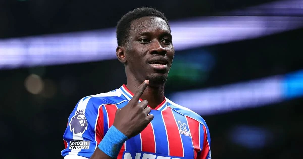 Jugador de Crystal Palace señalando durante un partido