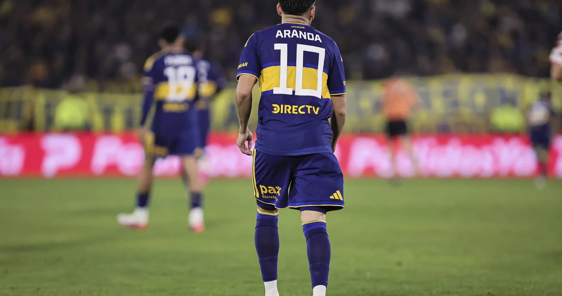 Jugador con camiseta de Boca Juniors en el campo