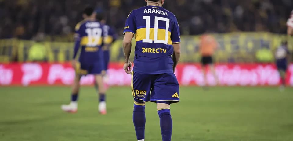 Jugador con camiseta de Boca Juniors en el campo