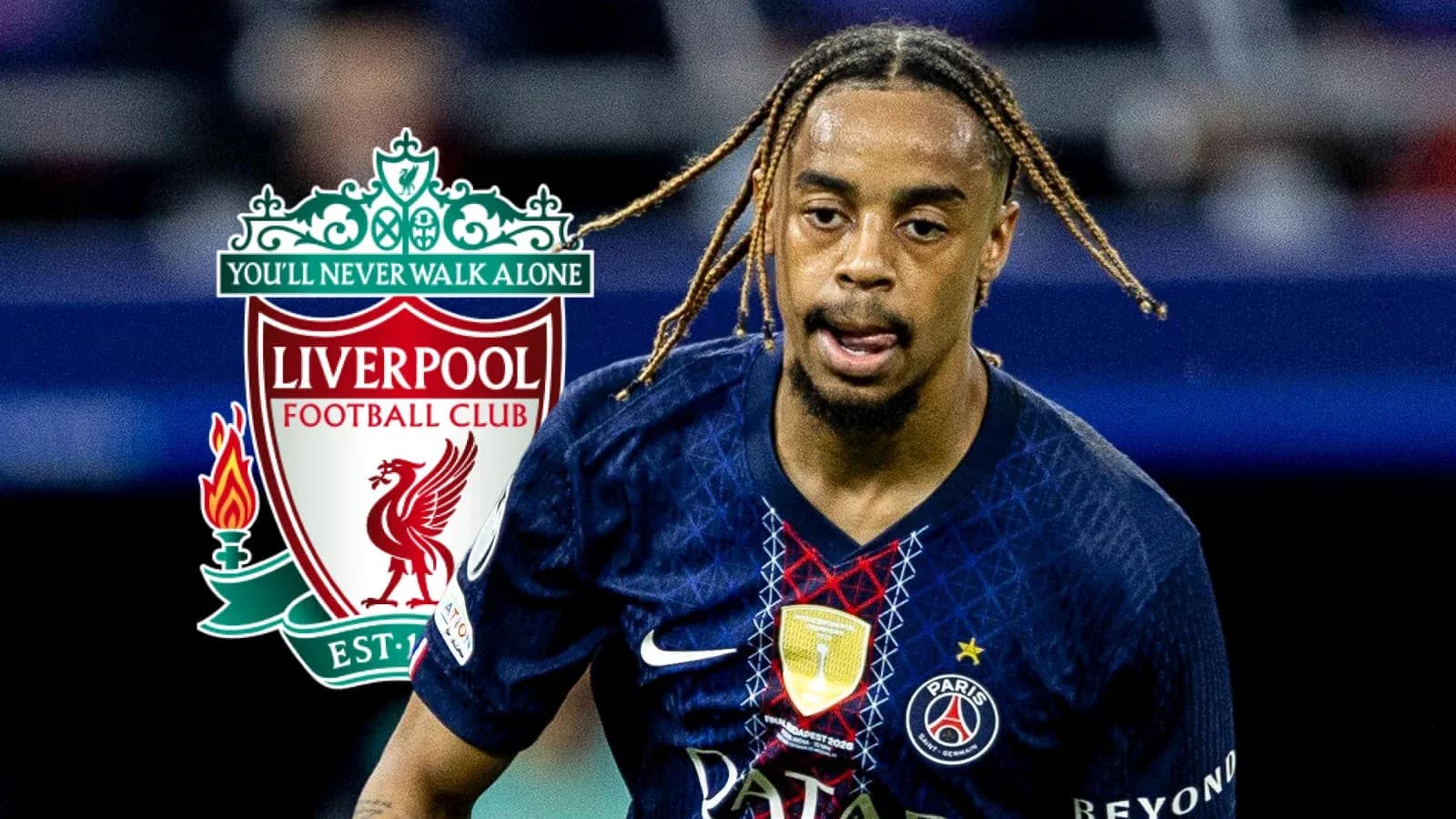 Jugador de PSG corriendo con logo de Liverpool de fondo