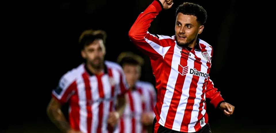 Jugador celebrando un gol en partido de fútbol