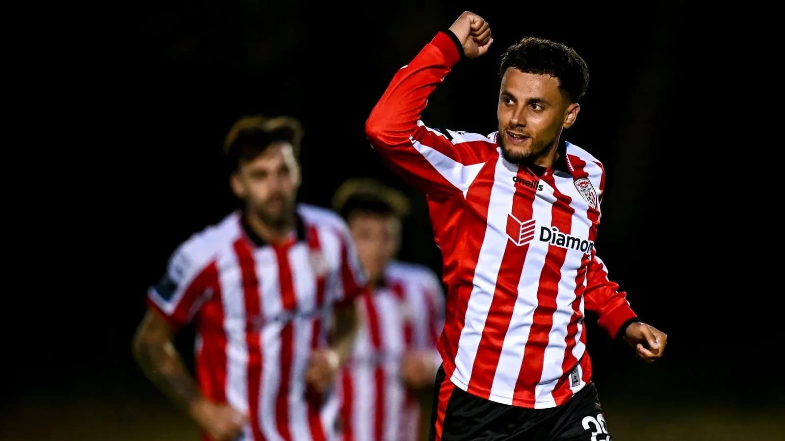 Jugador celebrando un gol en partido de fútbol
